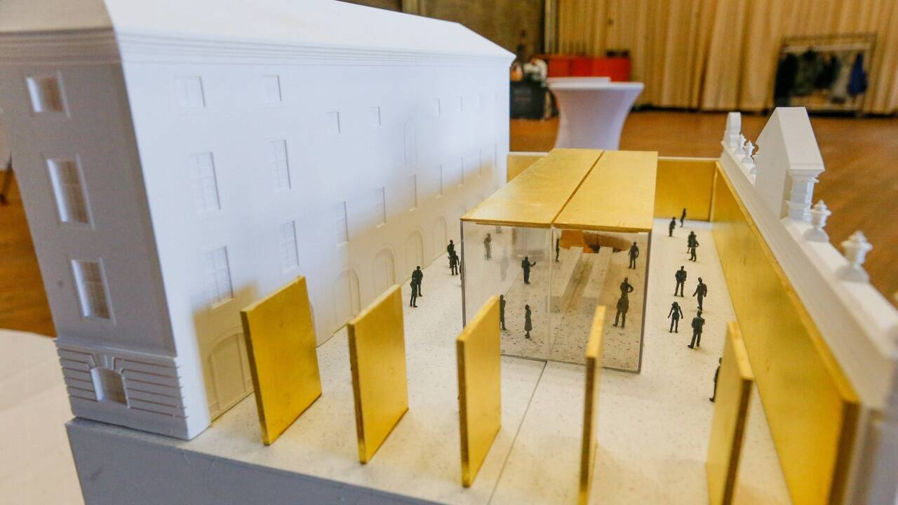 Blickfang des Modells ist neben dem Glasbau in der Mitte auch das Tor.  