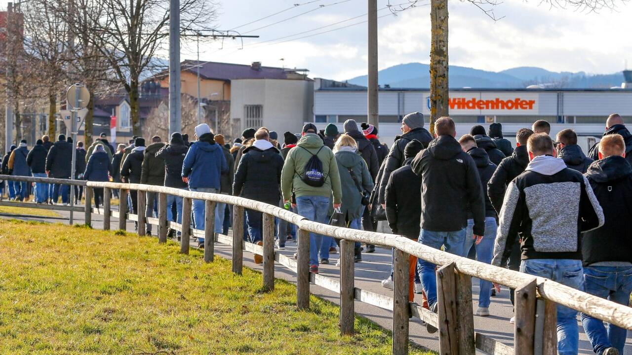 Die Anhänger von Eintracht Frankfurt auf neuen Pfaden: Sie starteten ihren Marsch ins Stadion nicht am Hanuschplatz, sondern bei der Brauwelt in Maxglan. 