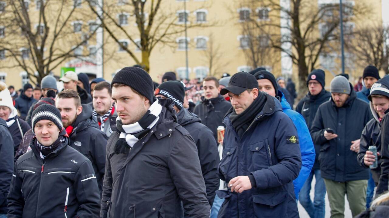 Die Anhänger von Eintracht Frankfurt auf neuen Pfaden: Sie starteten ihren Marsch ins Stadion nicht am Hanuschplatz, sondern bei der Brauwelt in Maxglan. 