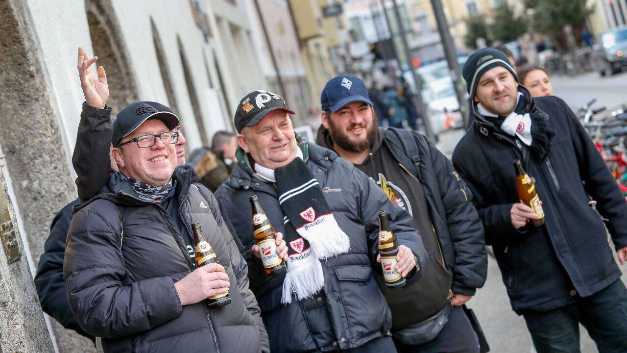 In der Altstadt gingen es die Fans gemächlich an. 