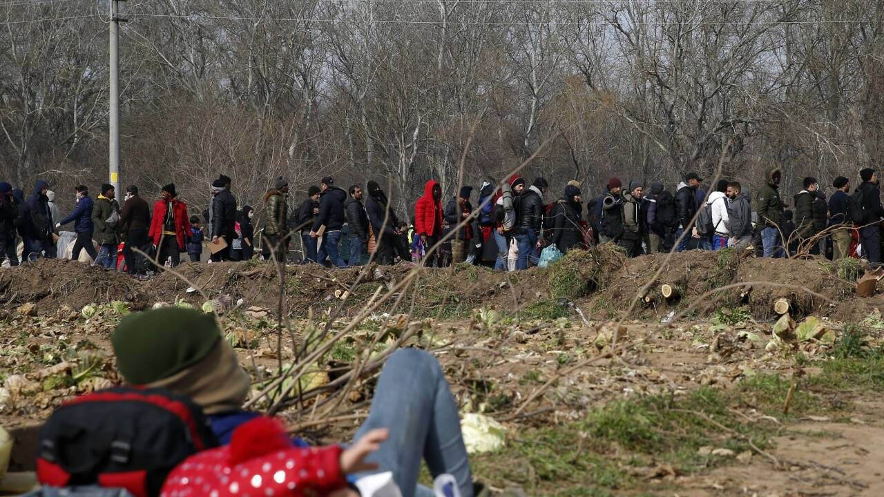Tausende Migranten warten an der türkisch-griechischen Grenze. Das Bild ist vom Montag, 2. März. 