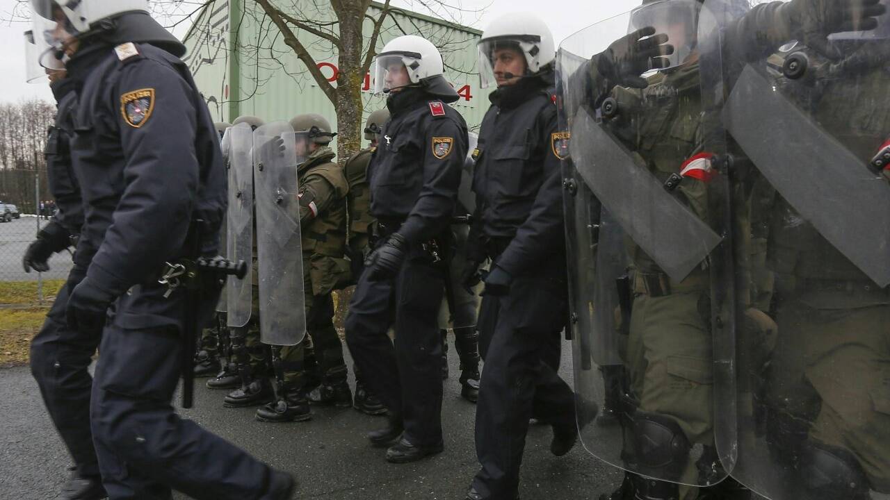 Einsatzkräfte von Polizei und Bundesheer bei einer Grenzschutzübung im Jahr 2016  