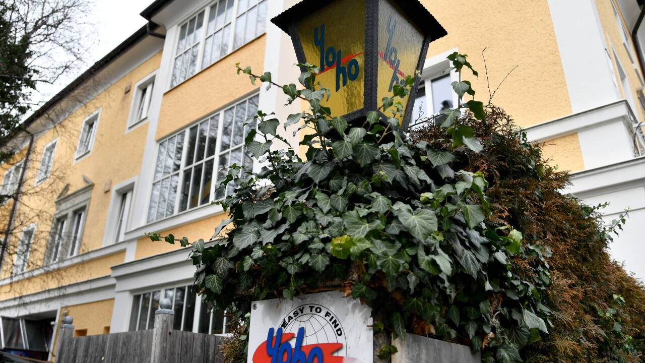 Der Fußballfan hat sich in zwei Hotels in Salzburg aufgehalten. In beiden wurden nun entsprechende Reinigungsarbeiten veranlasst.  