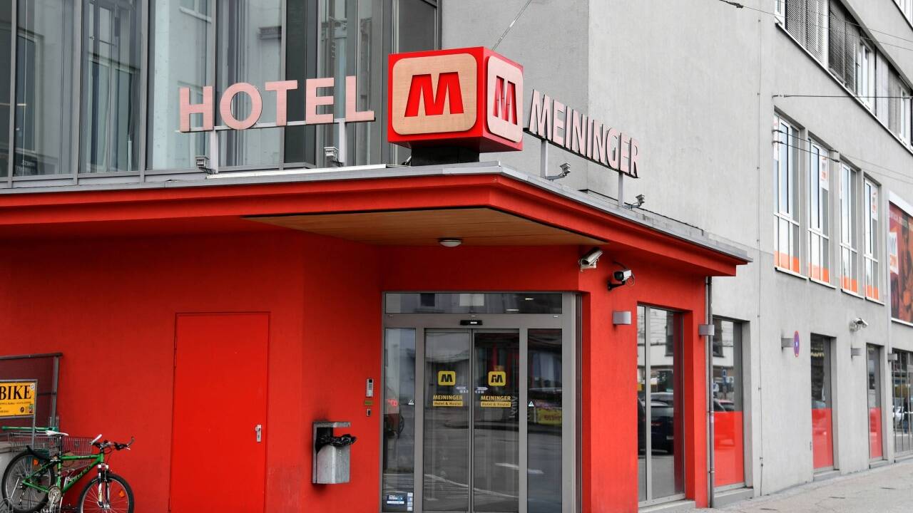 Der Fußballfan hat sich in zwei Hotels in Salzburg aufgehalten. In beiden wurden nun entsprechende Reinigungsarbeiten veranlasst.  