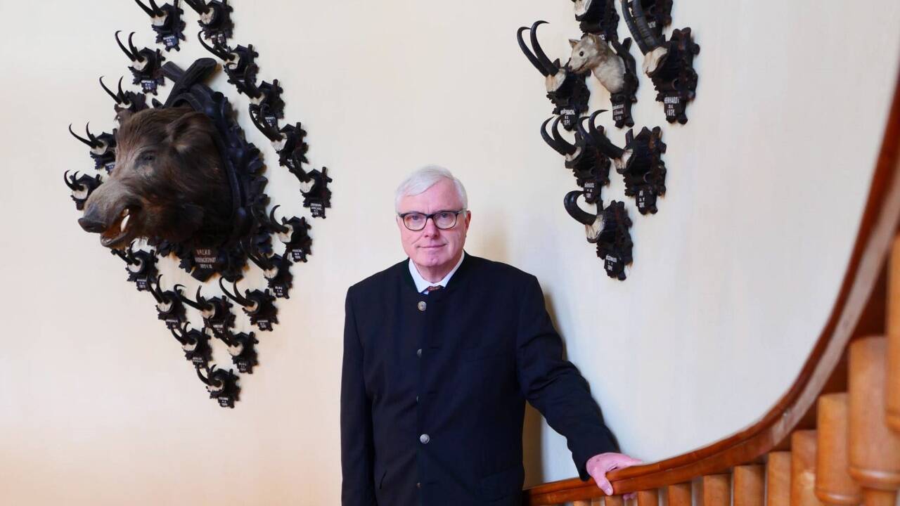 Markus Habsburg auf der Kaiserstiege mit all den kaiserlichen Jagdtrophäen.  