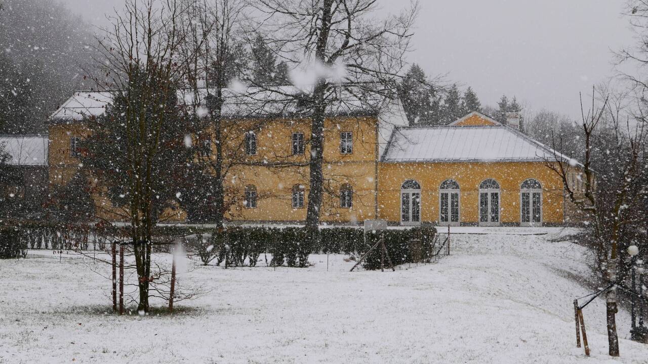 Blick – mit Schneeflocken – auf die ehemaligen Stallungen.  
