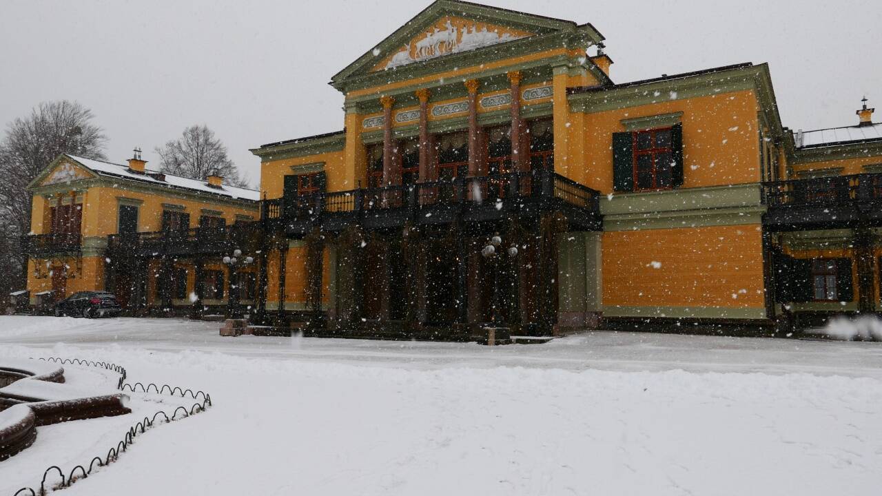 Die Villa im Schnee – das Kaisergelb kommt besonders gut zur Geltung.  