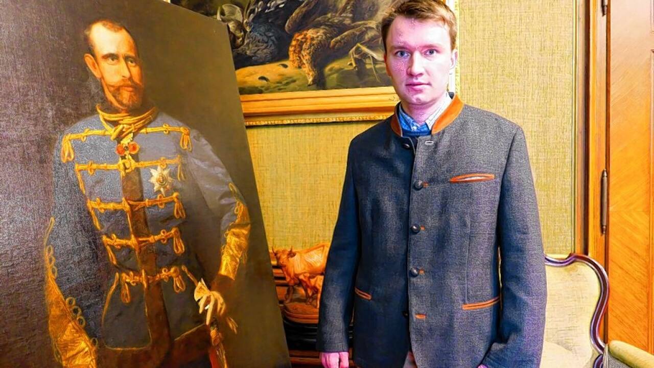 Maximilian Habsburg nebst einem Bild von Kronprinz Rudolf im Jagdzimmer.  