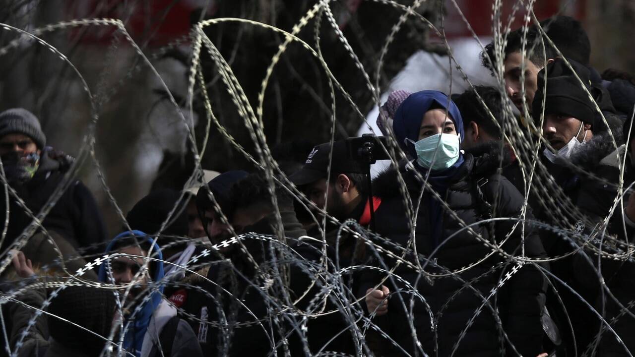 Migranten hinter Stacheldraht an der griechisch-türkischen Grenze am Montag, 2. März 2020.  