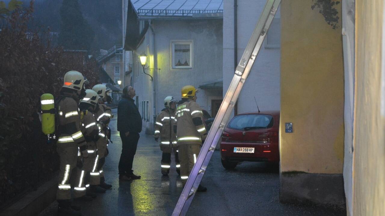 Die FF Hallein am Einsatzort.  