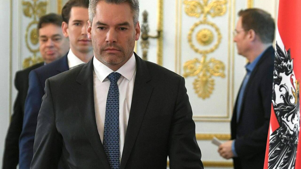 Innenminister Nehammer, dahinter Kanzler Kurz (beide ÖVP) und Vizekanzler Kogler (Grüne). 