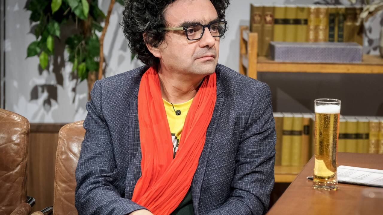 Der Opernsänger mit seinem Glas Bier: Rolando Villazón in „Willkommen Österreich“ Der Opernsänger mit seinem Glas Bier: Rolando Villazón in „Willkommen Österreich“