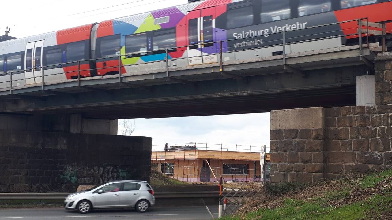 Die ÖBB erneuern ab Montag in Straßwalchen die Eisenbahnbrücke über die Wiener Bundesstraße. Die Arbeiten werden bis Jahresende andauern.  