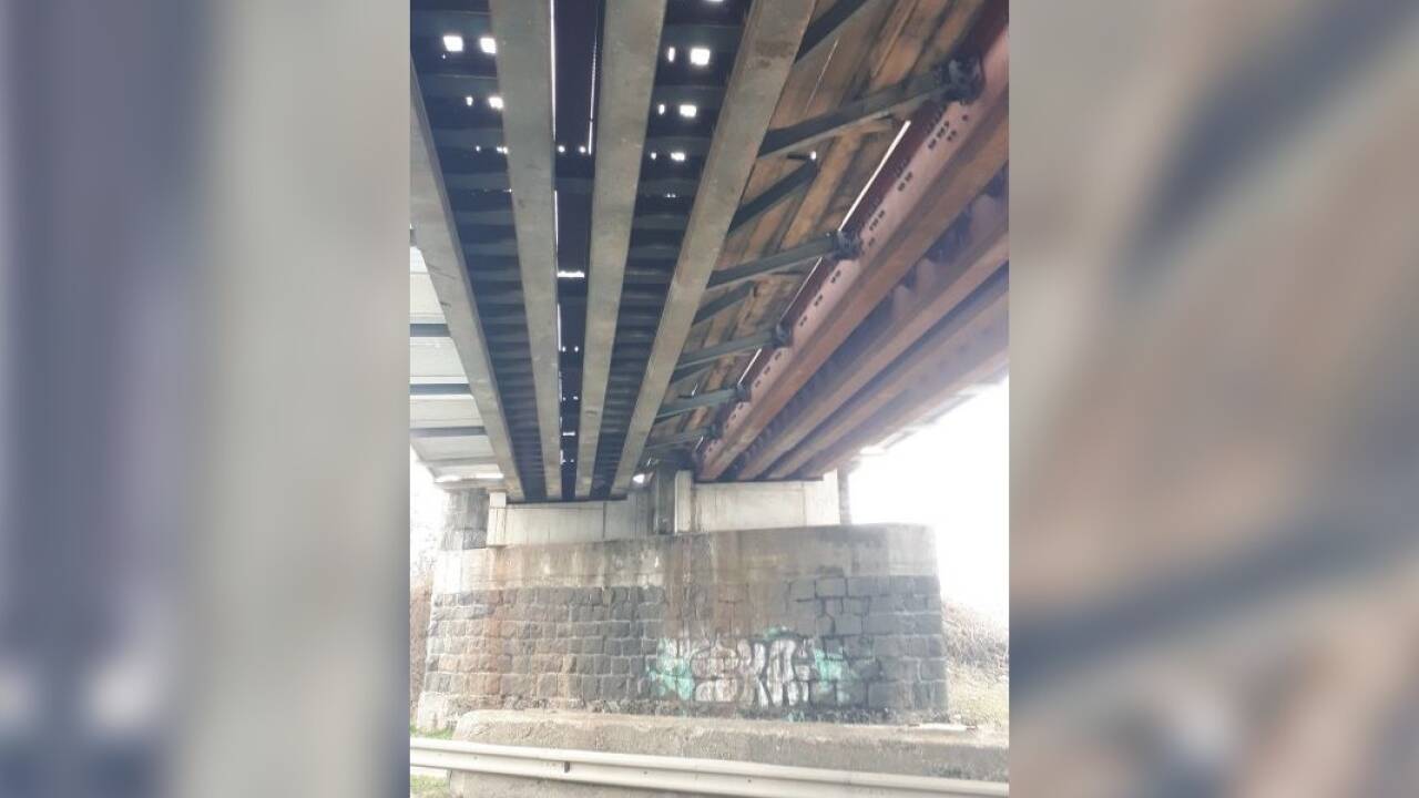 Zwischen Gleis und bestehendem Brückenbauwerk wurde eine Hilfsbrücke errichtet. 