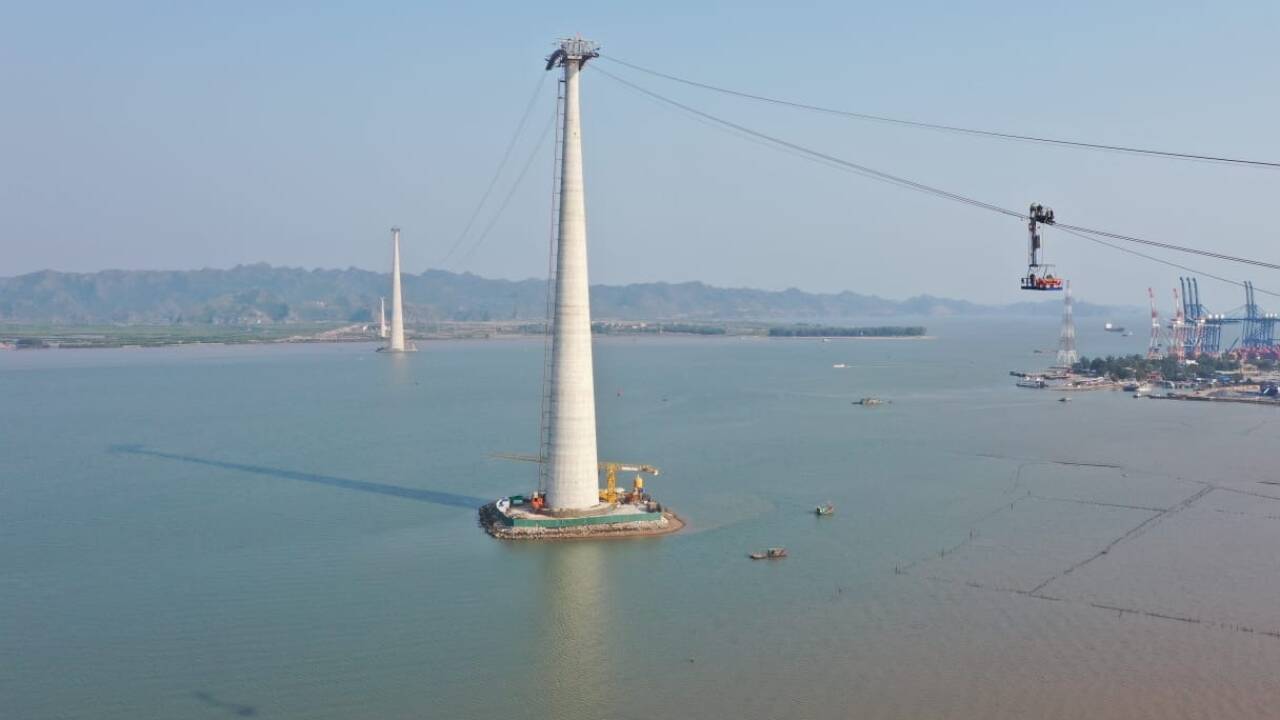 Die Seilbahn bei Haiphong mit der 207 Meter hohen Rekordstütze im Hintergrund. 