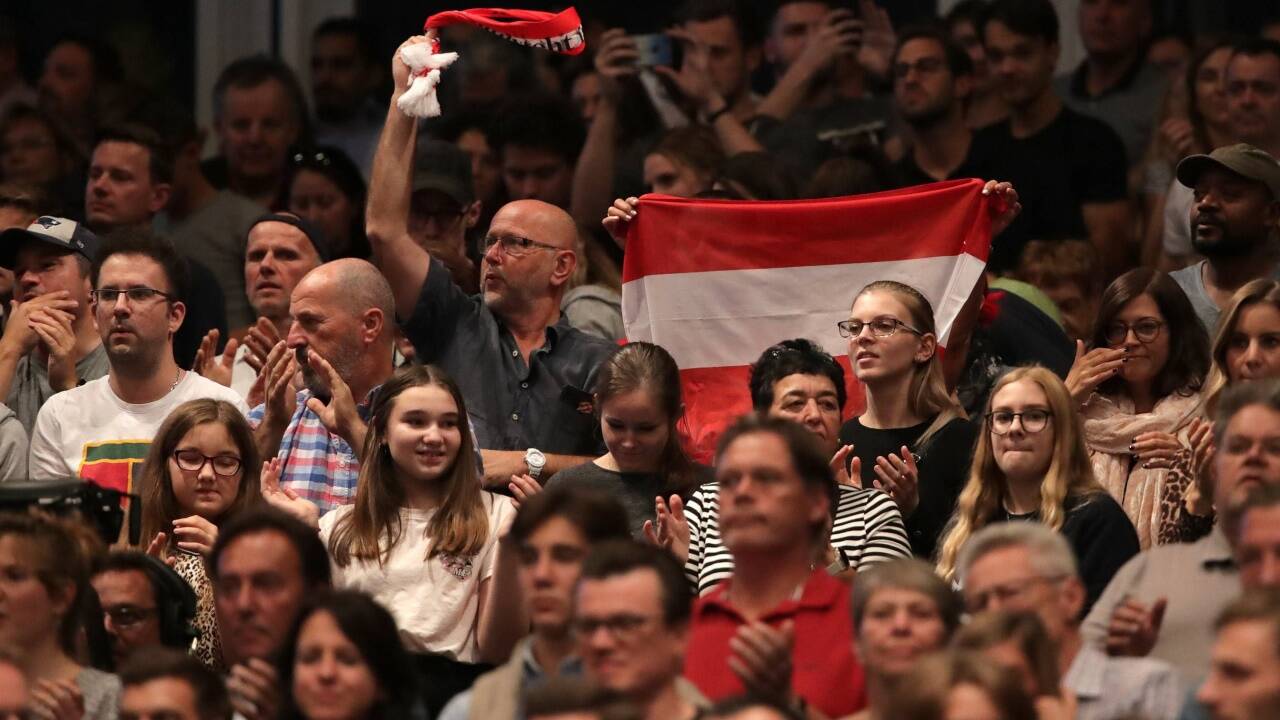 Die Zuschauer müssen einen Sicherheitsabstand zu den Spielern lassen. 