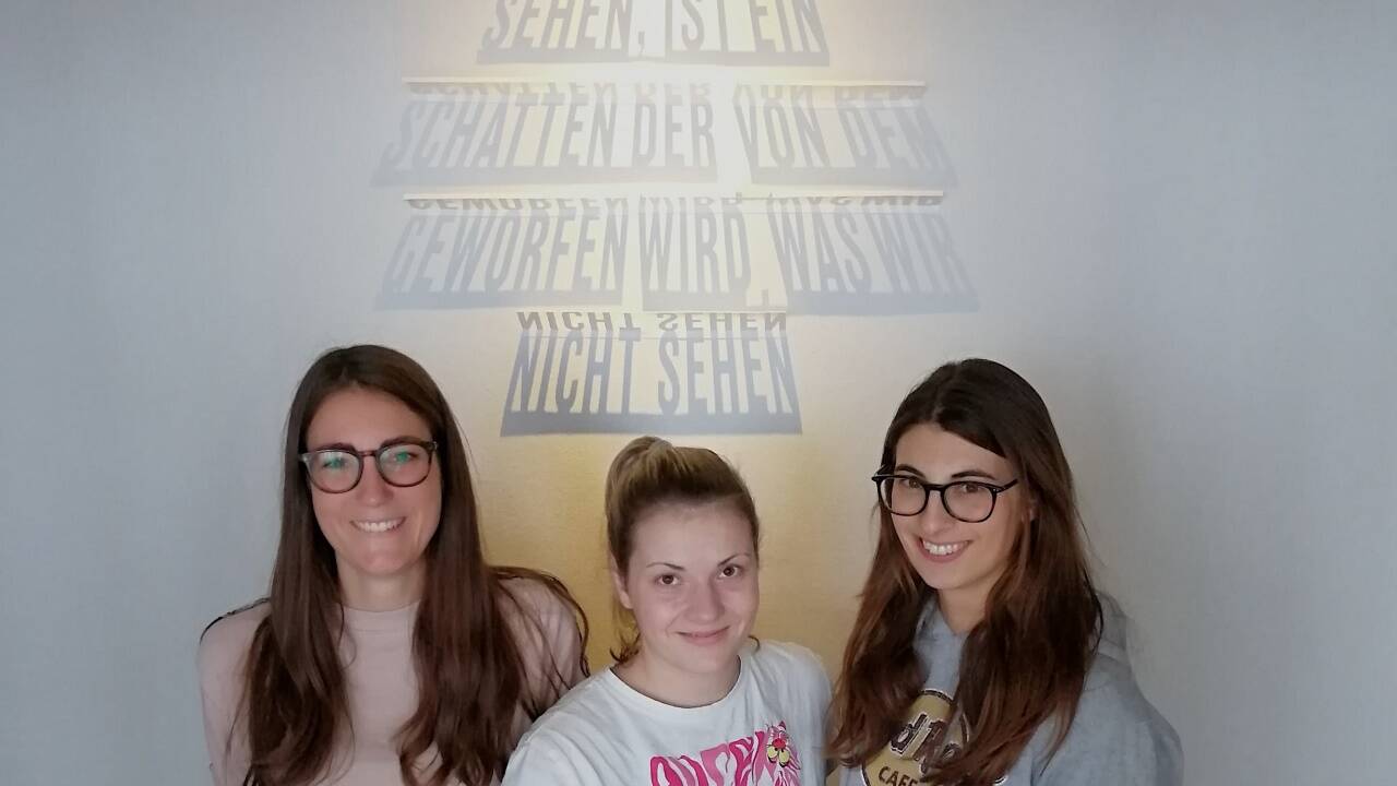 Julia De Haney, Lisa Schmid und Kristina Jund organisierten eine Vernissage am Sonntag in Hallein.  