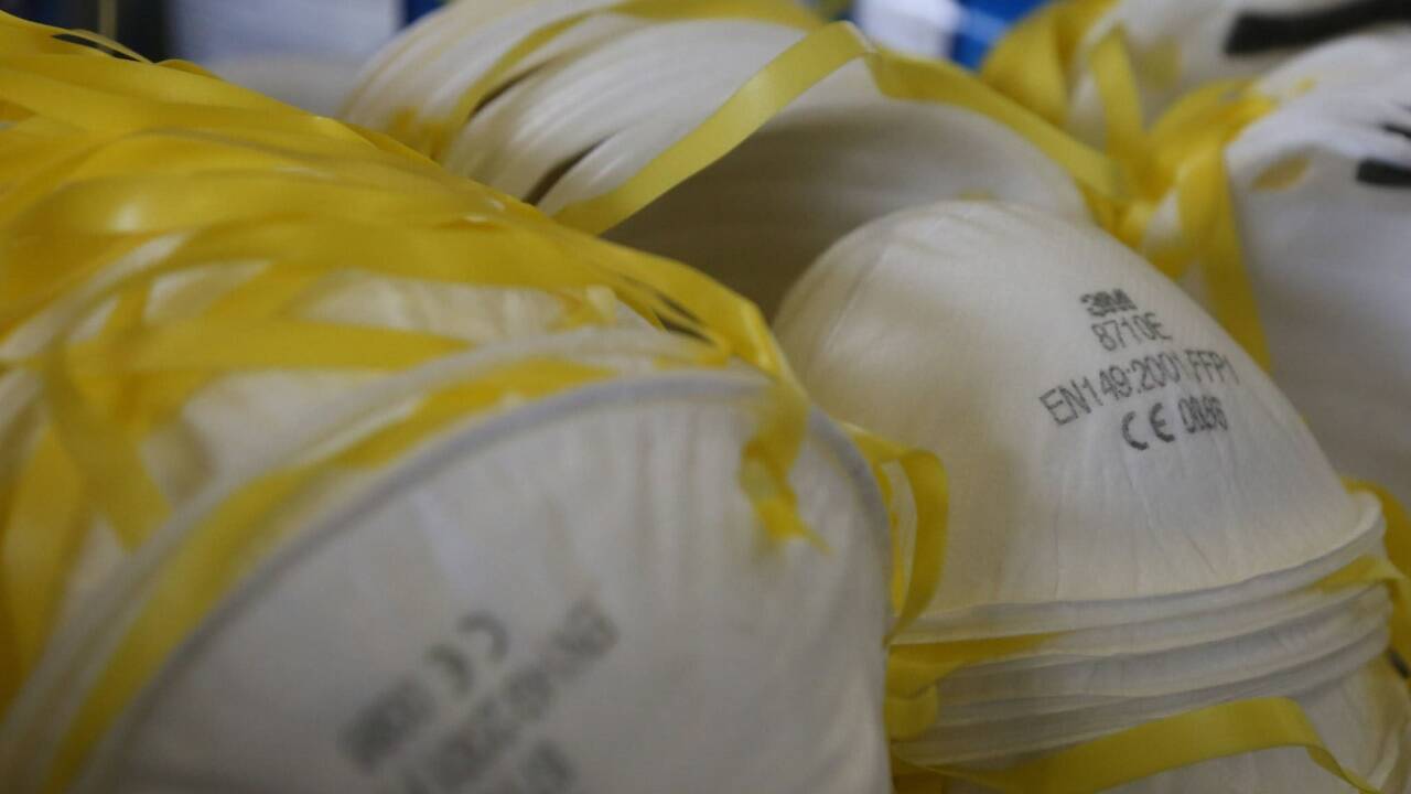 Geprüfte Masken haben eine CE-Zertifizierung aufgedruckt. Durch diese bestätigen Hersteller, dass das Produkt den geltenden europäischen Richtlinien entspricht. 