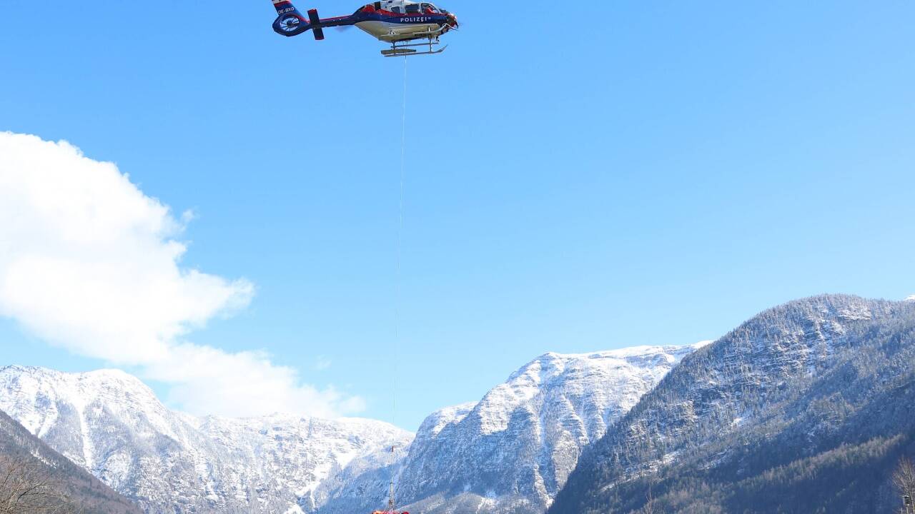 Ein Hubschrauber und Einsatzkräfte in Hallstatt. 
