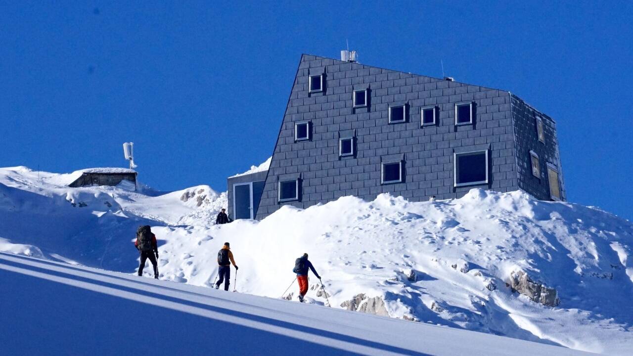 Sepp Seethaler aus Hallstatt errichtete 1930 an dieser Stelle die „alte Hütte“. Dieses Foto aus dem Jänner 2019 zeigt die in zwei Jahren/Saisonen errichtete neue Hütte (Quelle: http://www.lwz-salzburg.org/tour/index3.php?id=99871). 