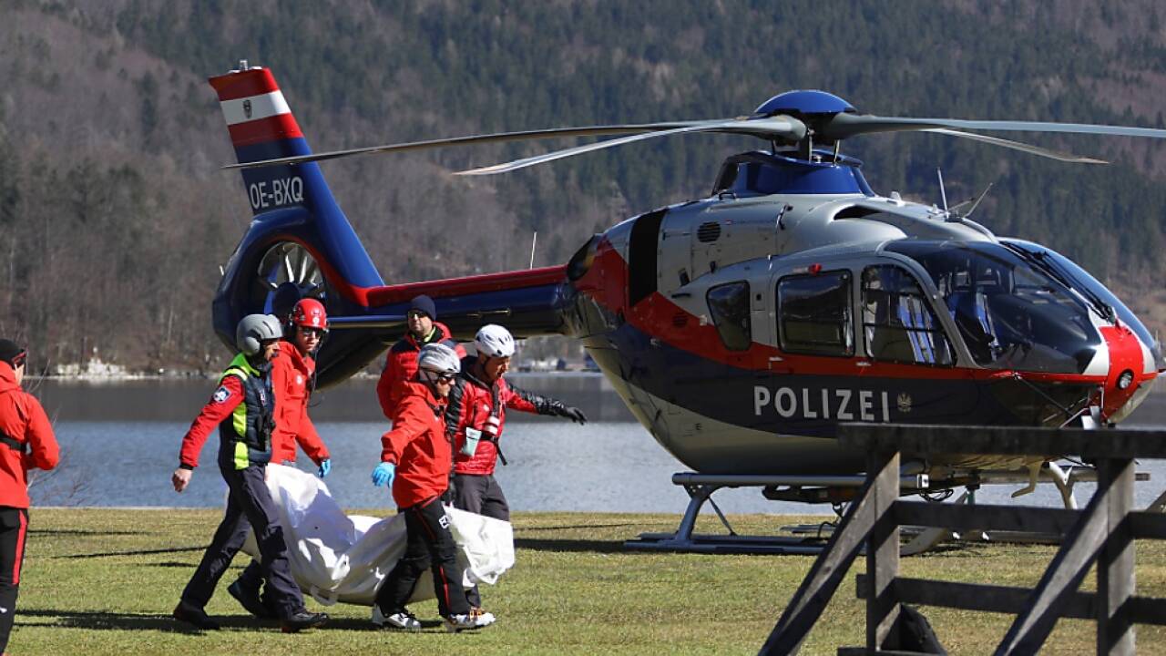 Ein Hubschrauber und Einsatzkräfte in Hallstatt. 