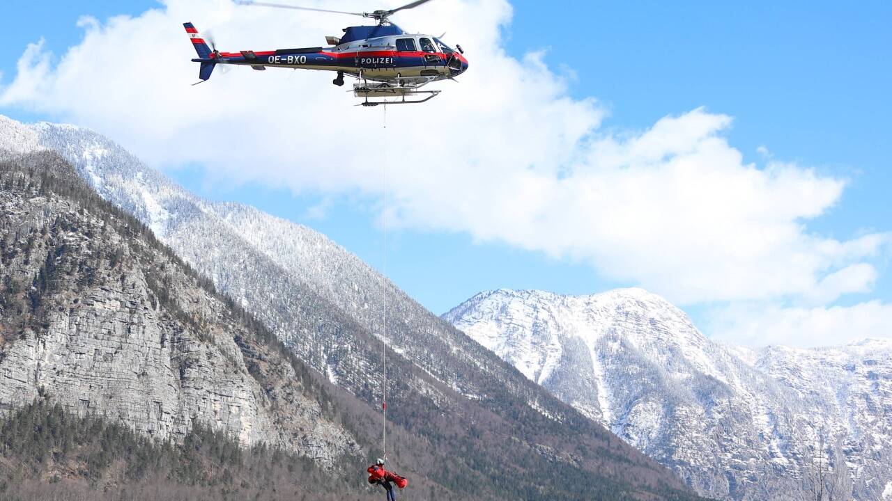 Ein Hubschrauber und Einsatzkräfte in Hallstatt. 