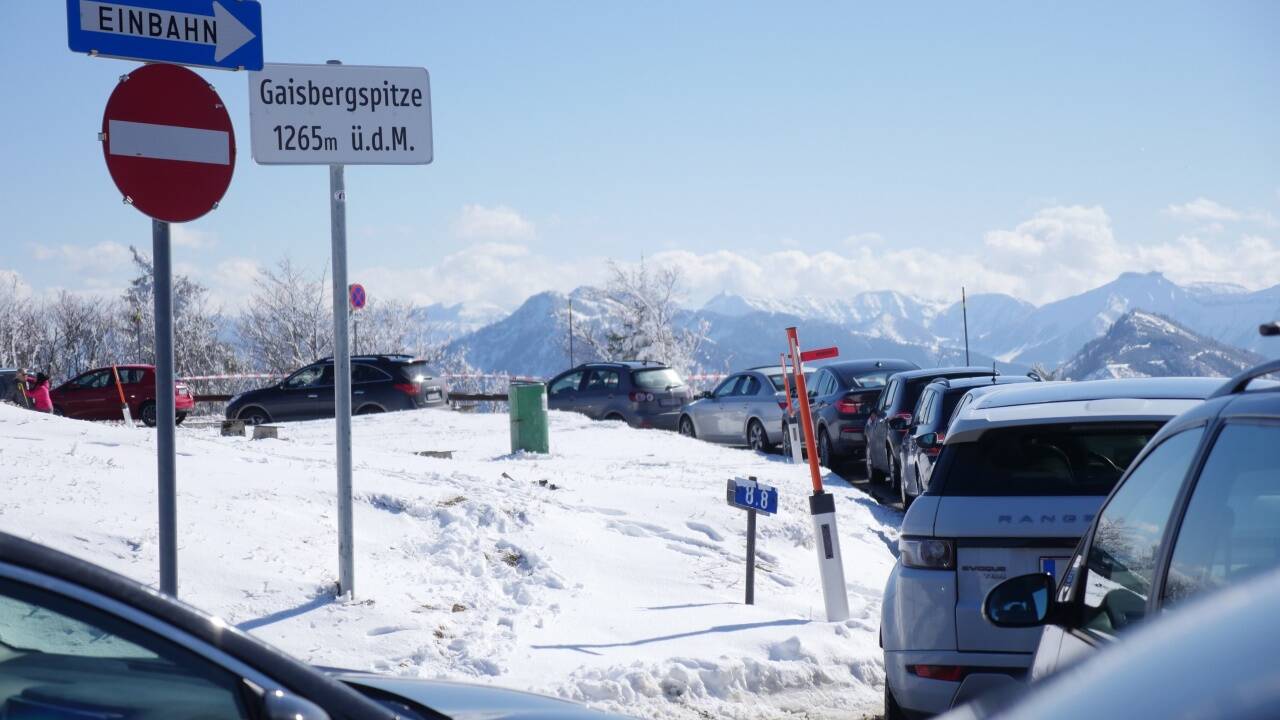 Die wenigen Parkplätze auf der Gaisbergspitze waren rasch verparkt.   Die wenigen Parkplätze auf der Gaisbergspitze waren rasch verparkt.