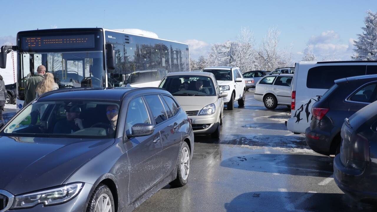 Im Bus oder im eigenen Auto: Für viele Autofahrer ist der Shuttle (noch) keine Alternative.   Im Bus oder im eigenen Auto: Für viele Autofahrer ist der Shuttle (noch) keine Alternative.