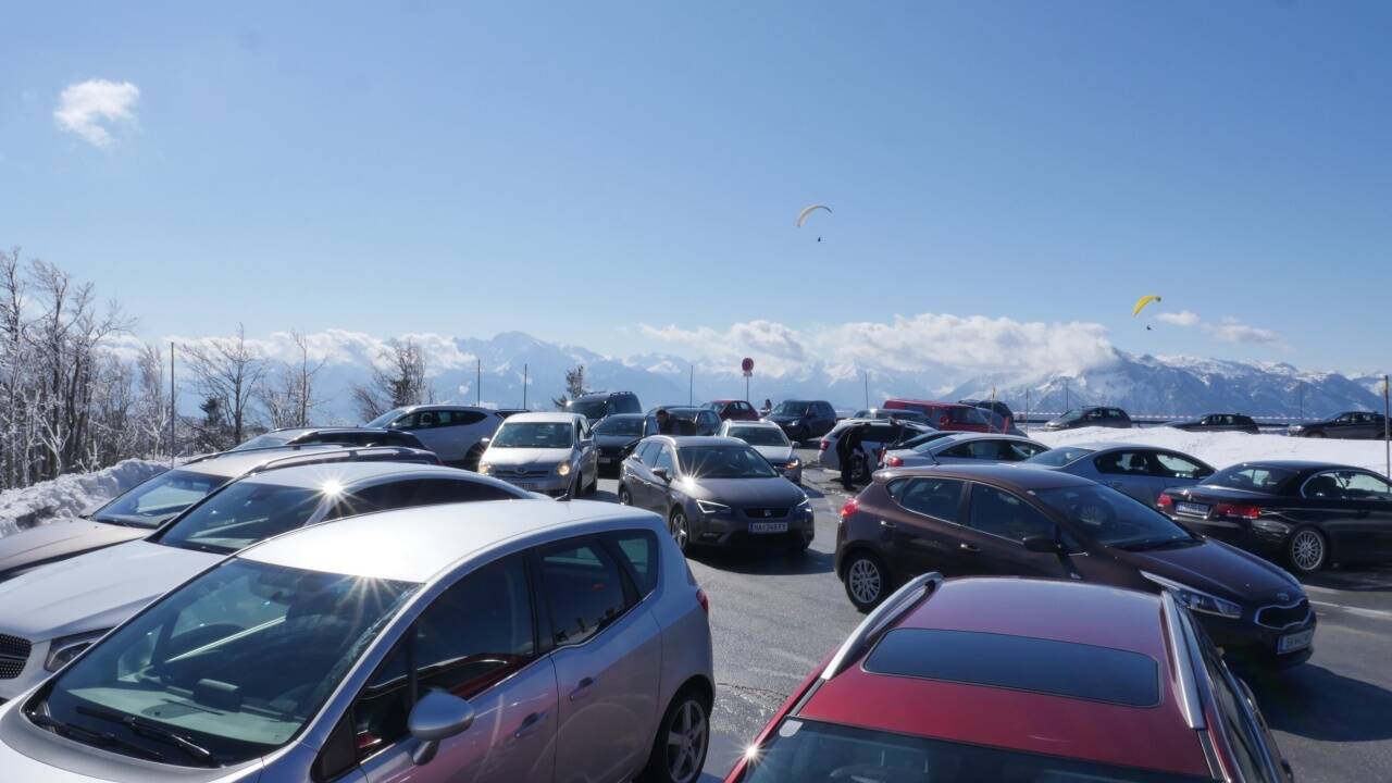 Wo ist noch ein Parkplatz frei? Viele Autofahrer suchten (vergeblich) nach einem Platzerl für ihr Fahrzeug.   Wo ist noch ein Parkplatz frei? Viele Autofahrer suchten (vergeblich) nach einem Platzerl für ihr Fahrzeug.