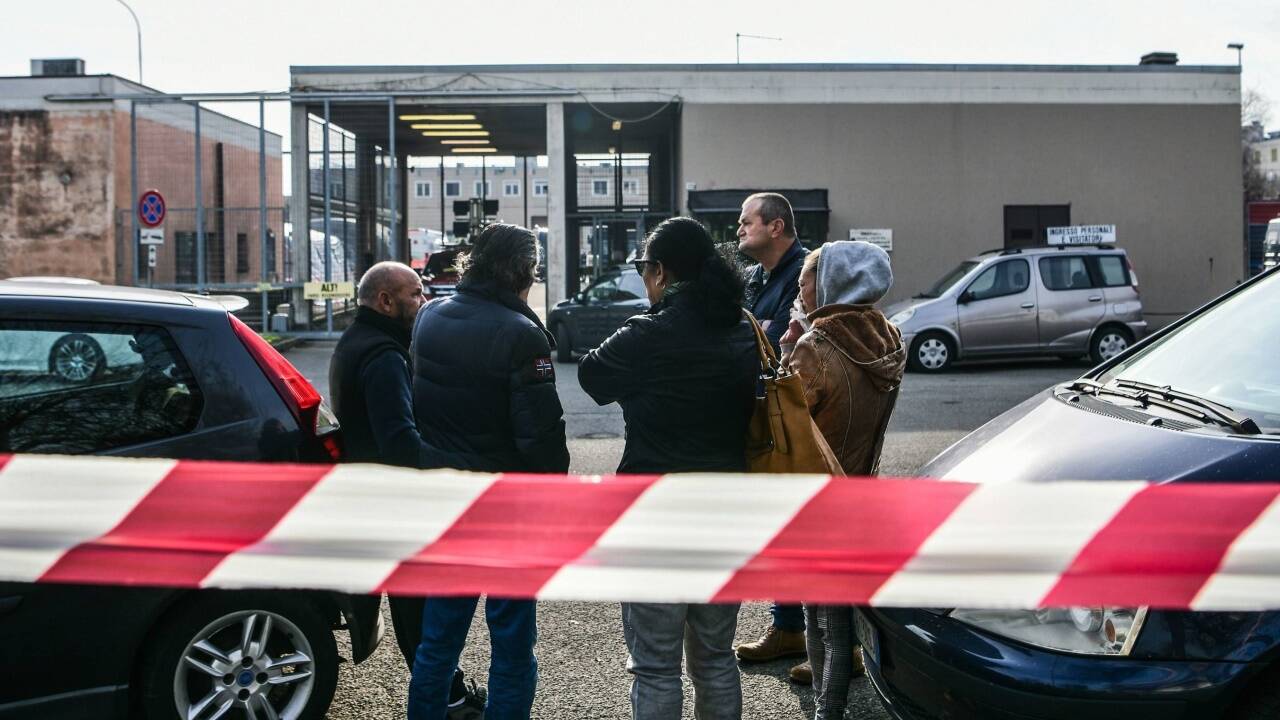 Angehörige von Insassen warten vor dem Gefängnis von Modena auf Informationen. 