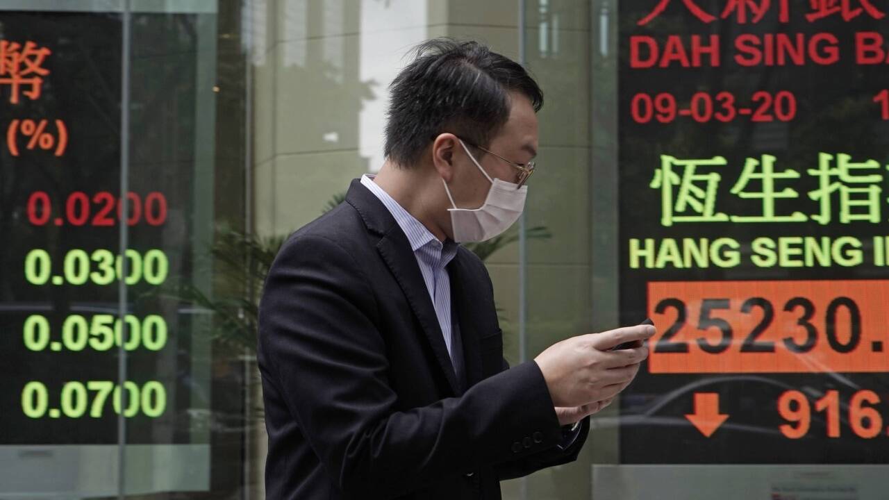 Der Verfall des Ölpreises riss die Kurse an den Börsen, wie hier in Hongkong, rund um den Globus in den roten Bereich. 