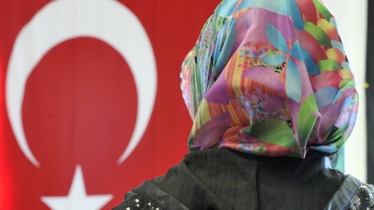 Das ist ein Kopftuch. Damit endet auch schon die Einigkeit in der aktuellen Debatte. 