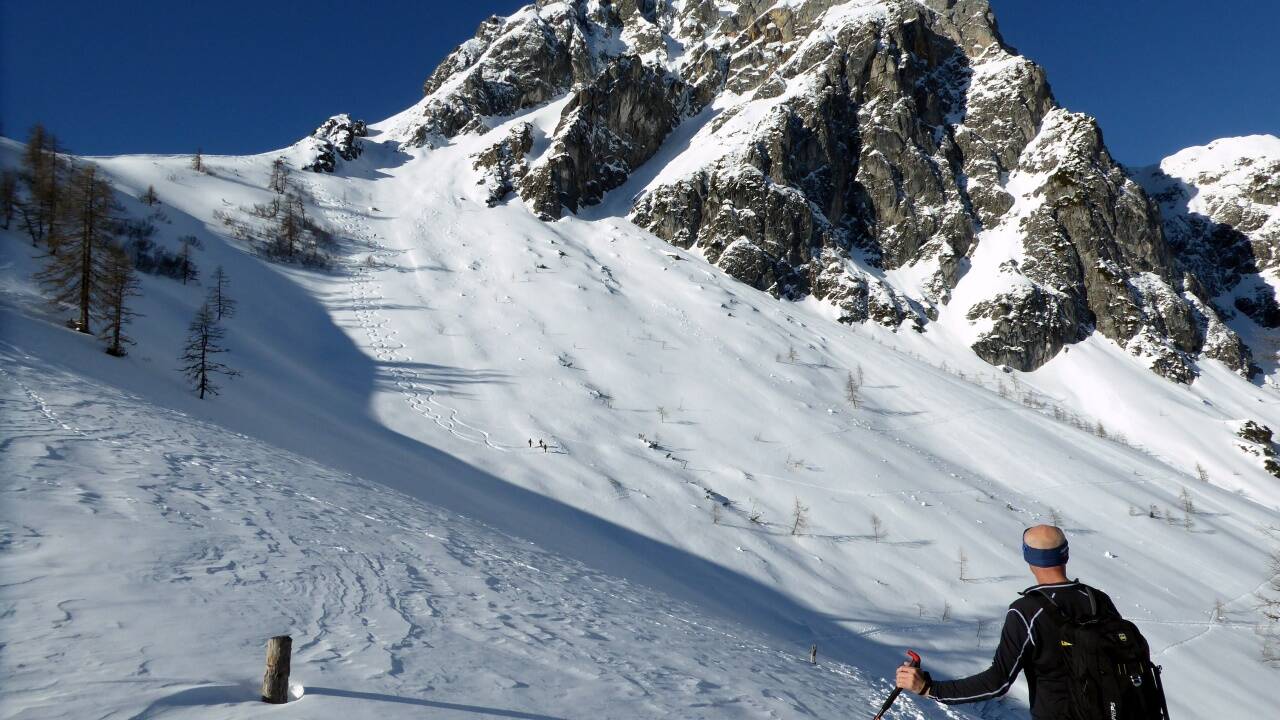 Nach der Mitterfeldalm öffnen sich schöne Nordost-Hänge. Nach der Mitterfeldalm öffnen sich schöne Nordost-Hänge.