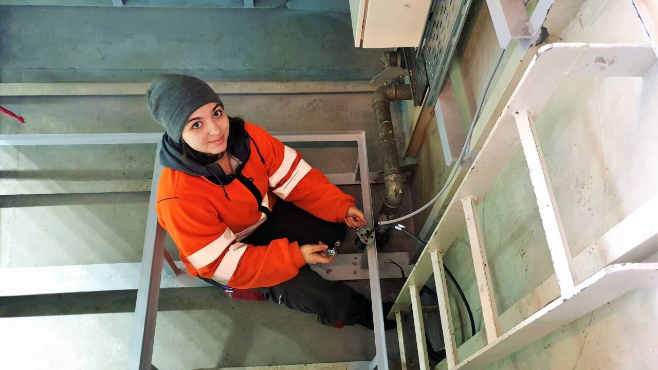 Lena Brandstätter sorgt sich um die Elektrik. 