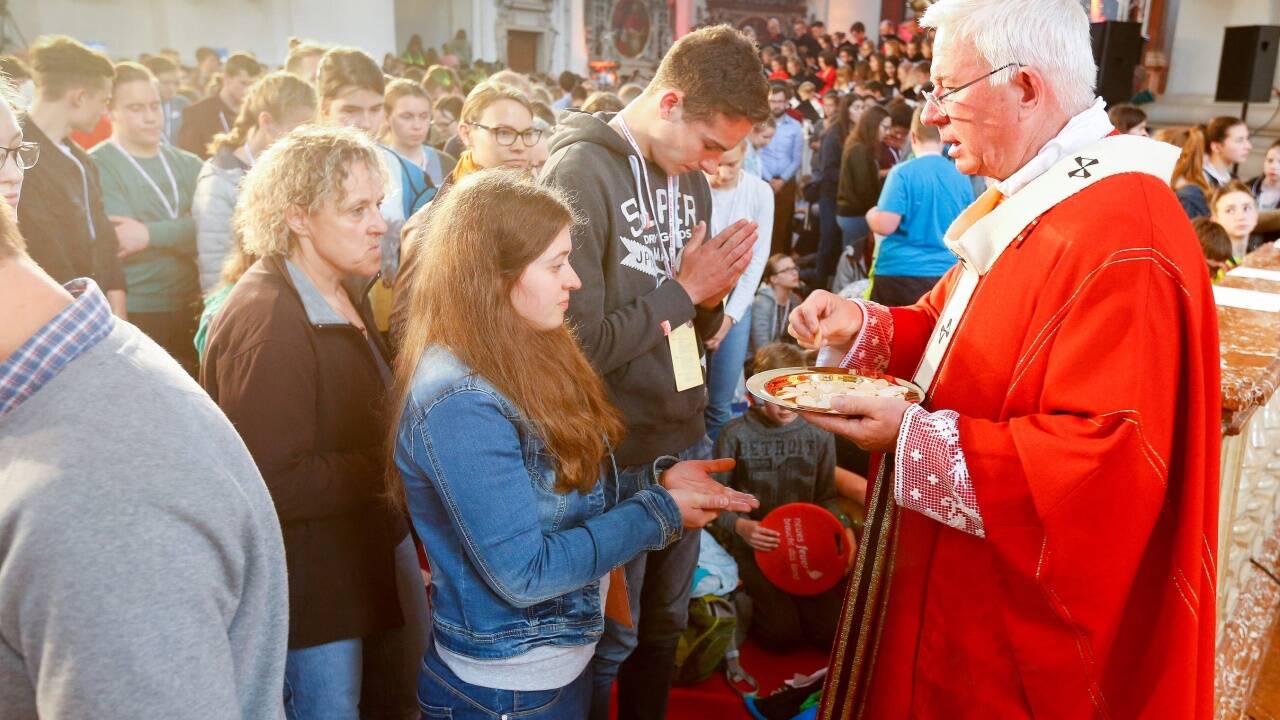 Erzbischof Franz Lackner - im Bild bei der Kommunionspende beim Lorettotreffen 2018 - hat jetzt einschneidende Maßnahmen verkündet.  