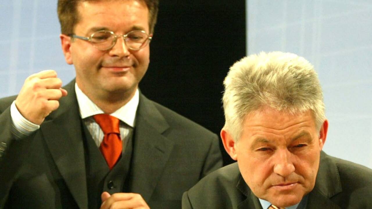 Rudi Anschober (Gruene/li) und LH Josef Puehringer (VP) am Sonntag, 28. September 2003, nach der Bekanntgabe des vorlaufigen Endergebnisses der Oberoesterreichischen Landtagswahl in Linz. 