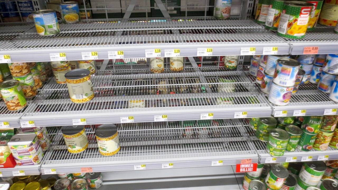 In Salzburg waren in vielen Supermärkten die Regale leer. 