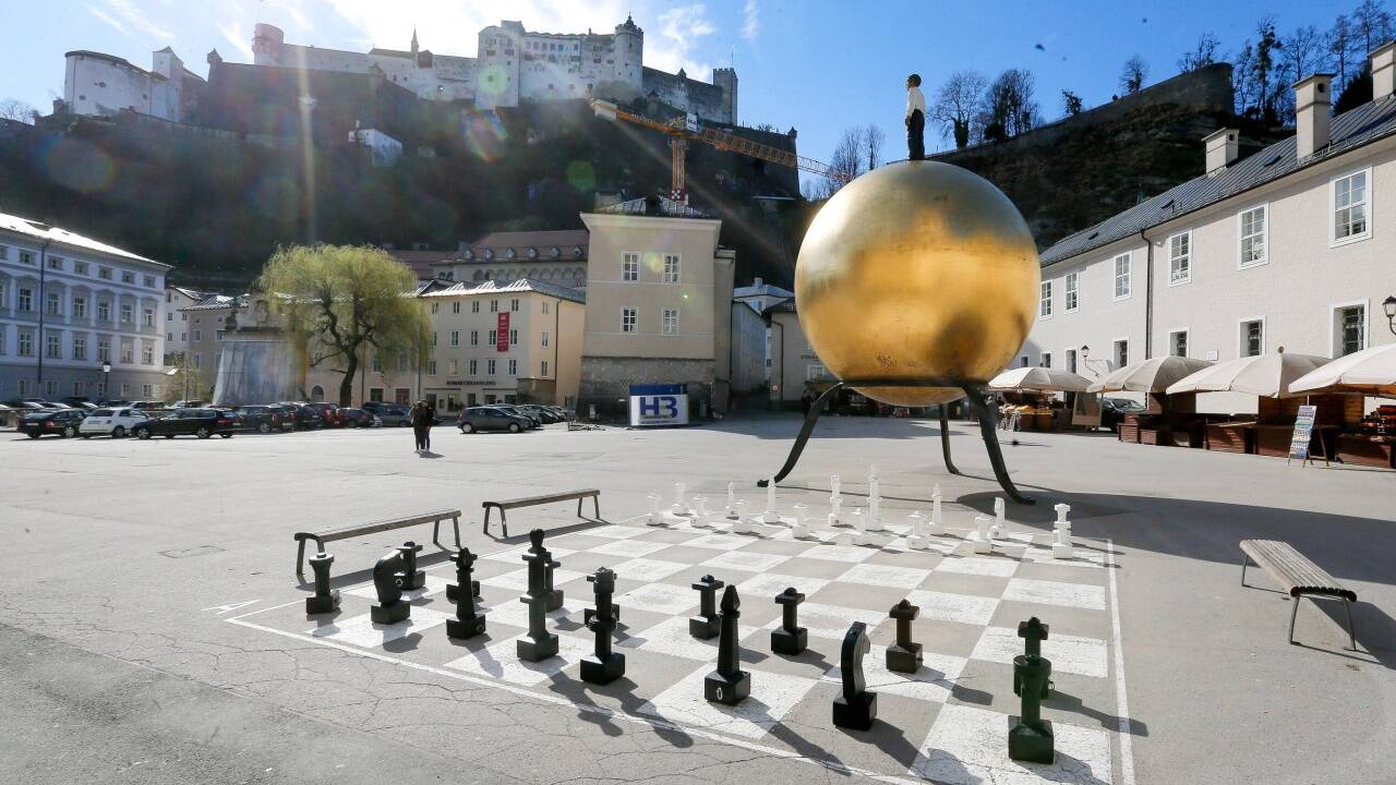 Leer – nicht nur auf dem Kapitelplatz in Salzburg rührt sich derzeit fast nichts. 