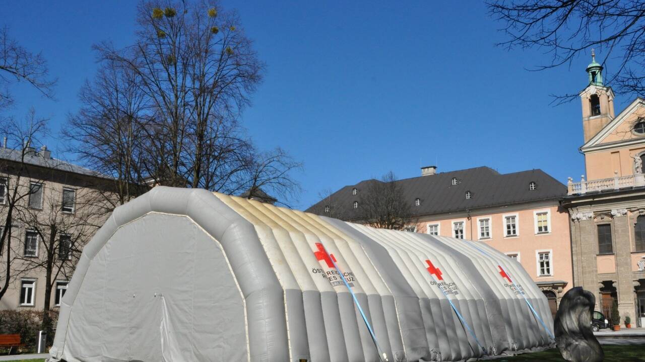 Auf dem Gelände des Uniklinikums wurden Zelte aufgestellt. 