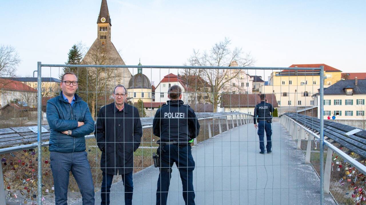 In Oberndorf kämpften die Bürgermeister Georg Djundja (Oberndorf) und Hans Feil (Laufen) gegen die Totalabriegelung und die Sperre des Stegs.  