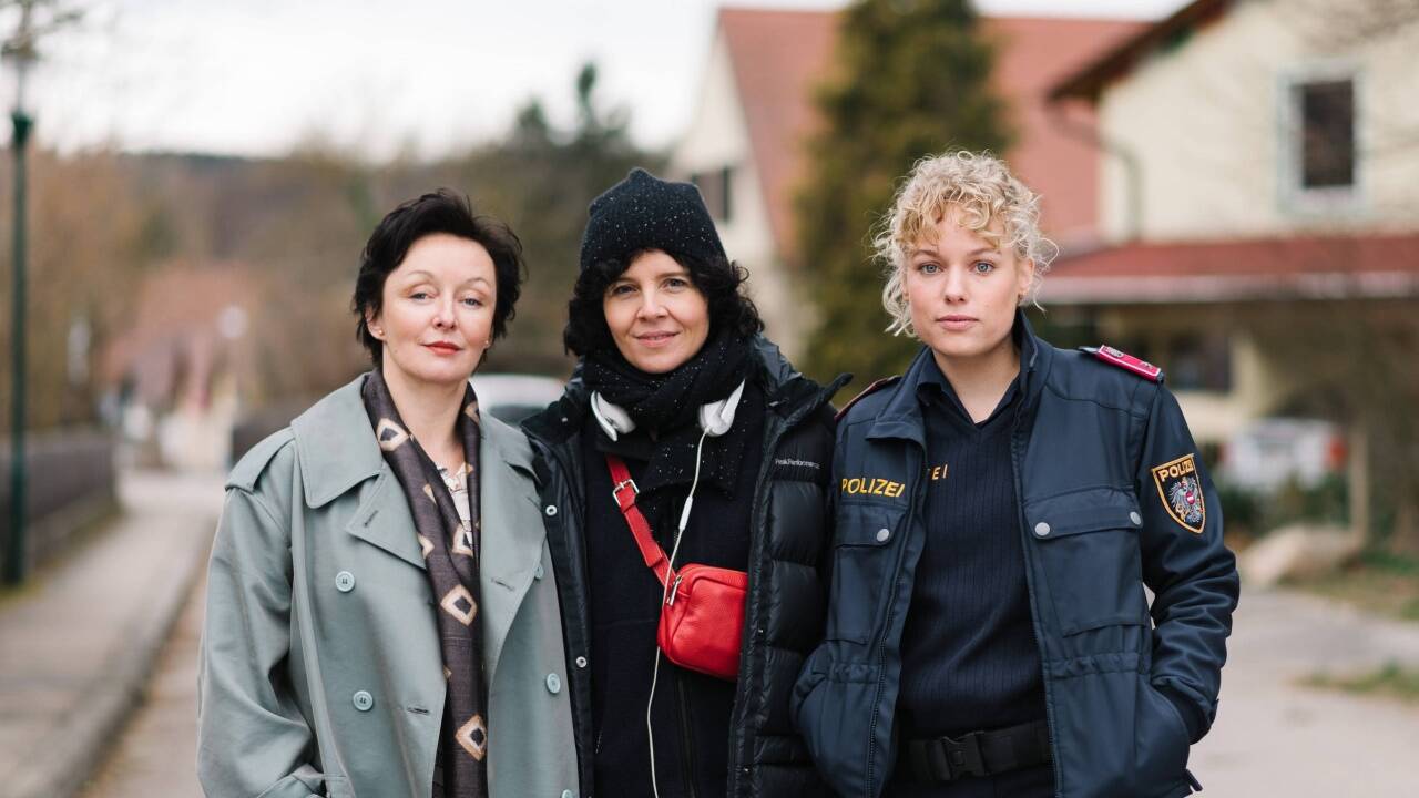 Landkrimi-Dreh bitte warten: Regina Fritsch, Regisseurin Marie Kreutzer und Julia Franz Richter 