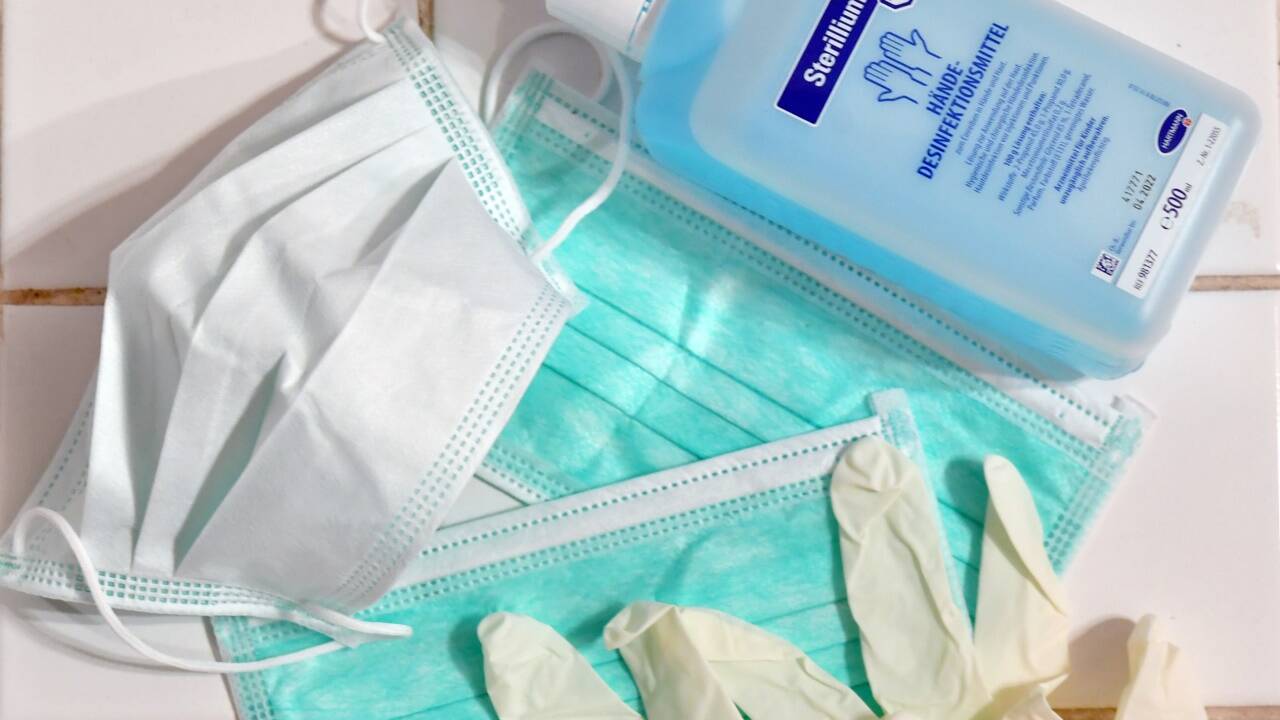 Handschuhe bieten keinen höheren Schutz vor Ansteckung, betonen die Gesundheitsbehörden; entscheidend ist die Hygiene durch regelmäßiges Händewaschen mit Seife. 