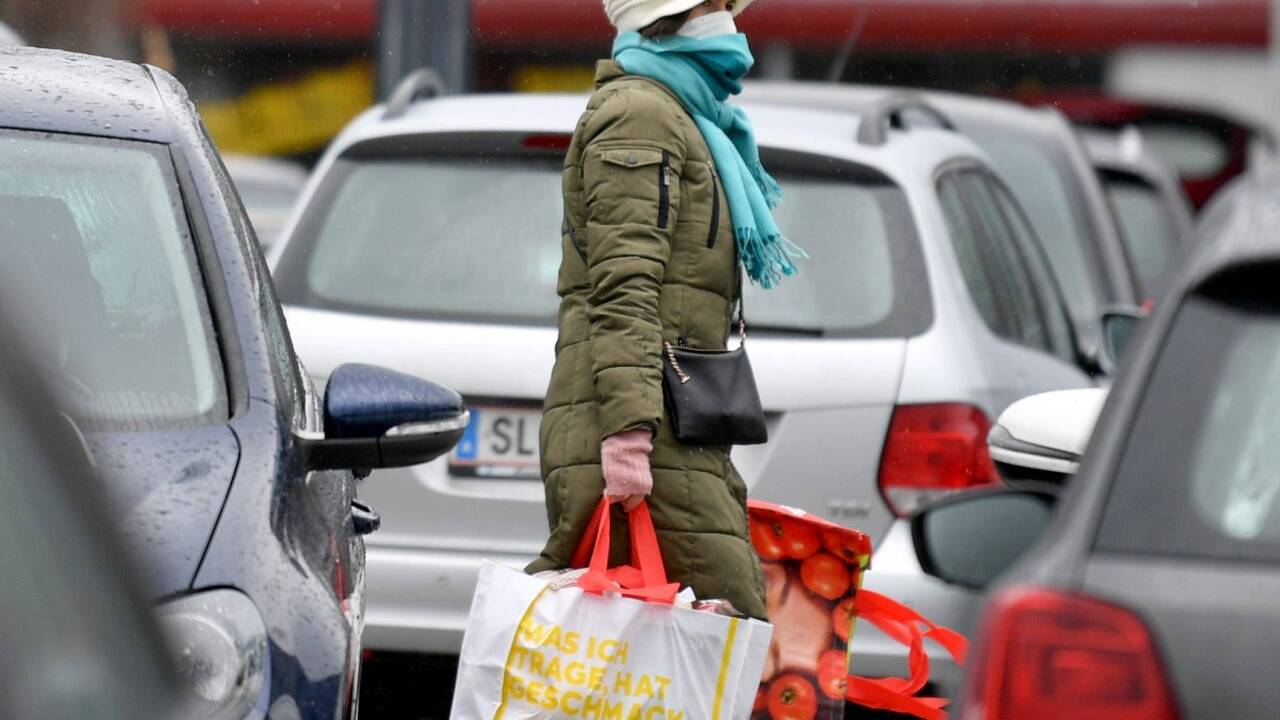 Nicht wenige Kunden versprechen sich mehr Schutz durch Handschuhe, Schals und Masken. 