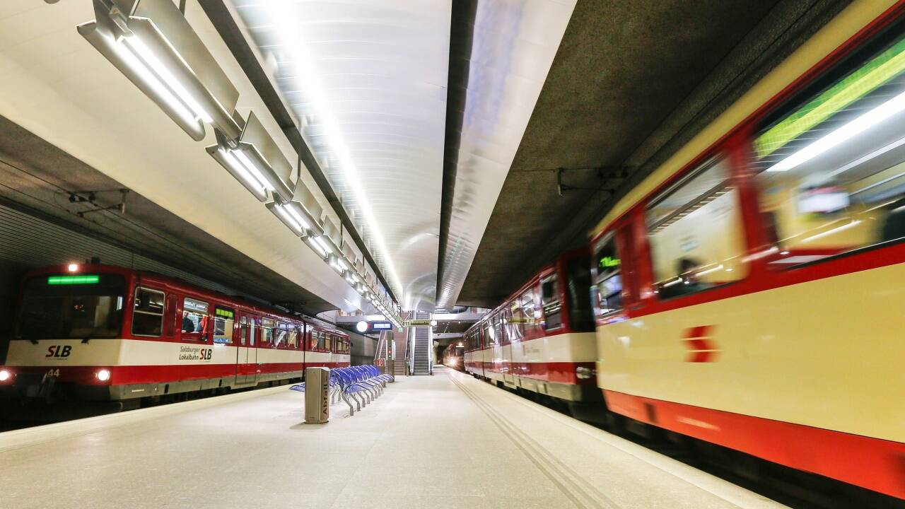 Die Salzburger Lokalbahn wird im Sonntagsfahrplan geführt. 