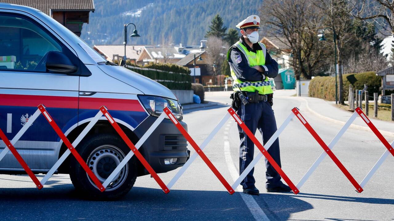 Die Polizei riegelt seit Donnerstag sechs Gemeinden des Bundeslandes Salzburg ab: Darunter Flachau, das Gasteinertal und das Großarltal. 