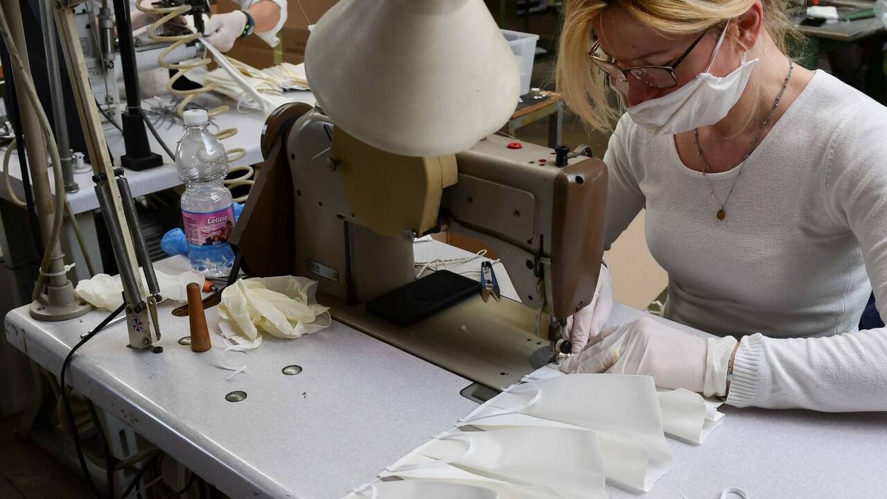 Nähereien in ganz Europa stellen auf Schutzmaskenproduktion um – wie hier in der Lombardei.  