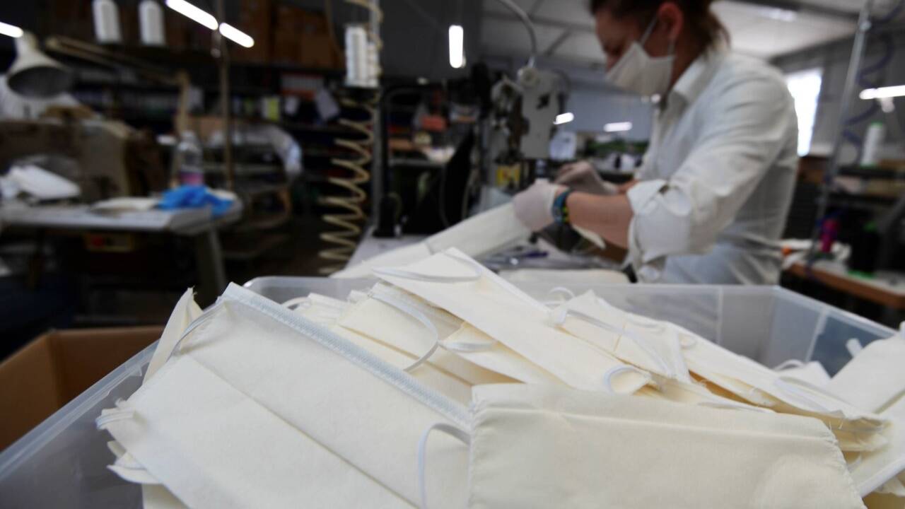 Nähereien in ganz Europa stellen auf Schutzmaskenproduktion um – wie hier in der Lombardei.  