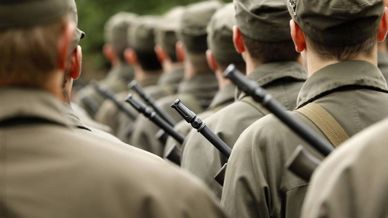 2000 Grundwehrdiener, die Ende März abrüsten sollten, müssen ihren Präsenzdienst bis Mai verlängern. 2000 Grundwehrdiener, die Ende März abrüsten sollten, müssen ihren Präsenzdienst bis Mai verlängern.
