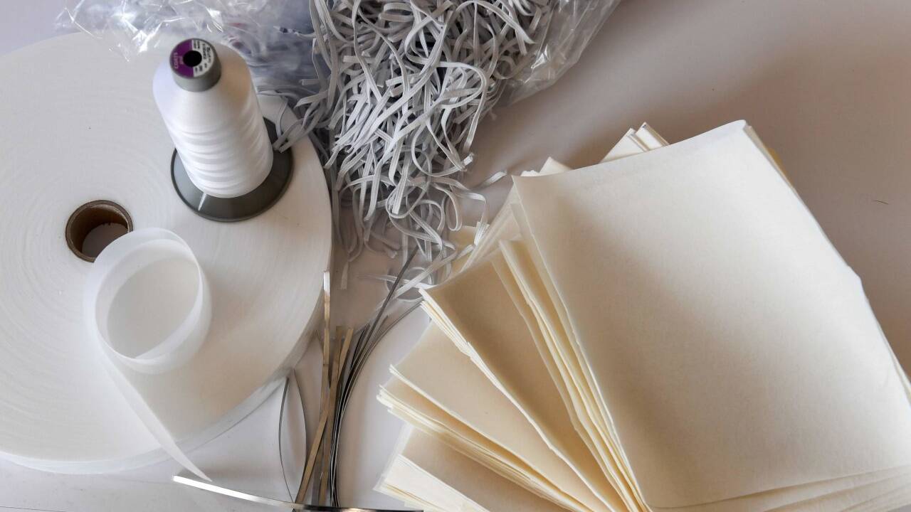 Viele Nähbetriebe in Italien schneidern nun Masken statt Kleidern. 