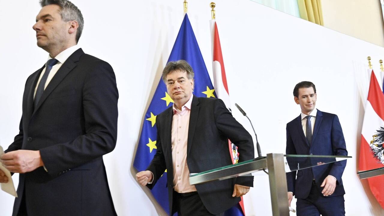 Verlassen die Pressekonferenz: Nehammer, Kogler, Kurz.   Verlassen die Pressekonferenz: Nehammer, Kogler, Kurz.